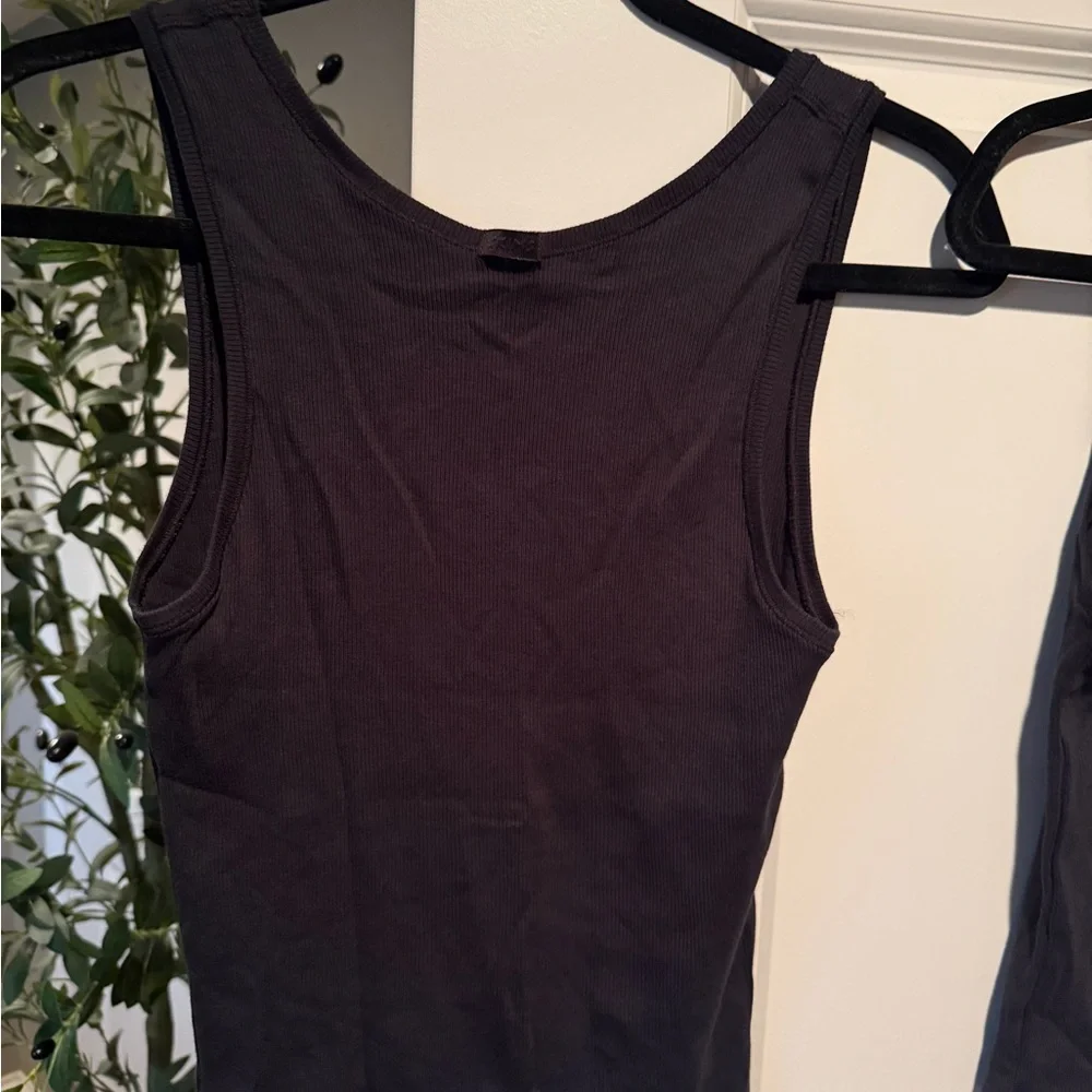 SKIMS Bundle 2 crop tanks - Picture 4 of 5